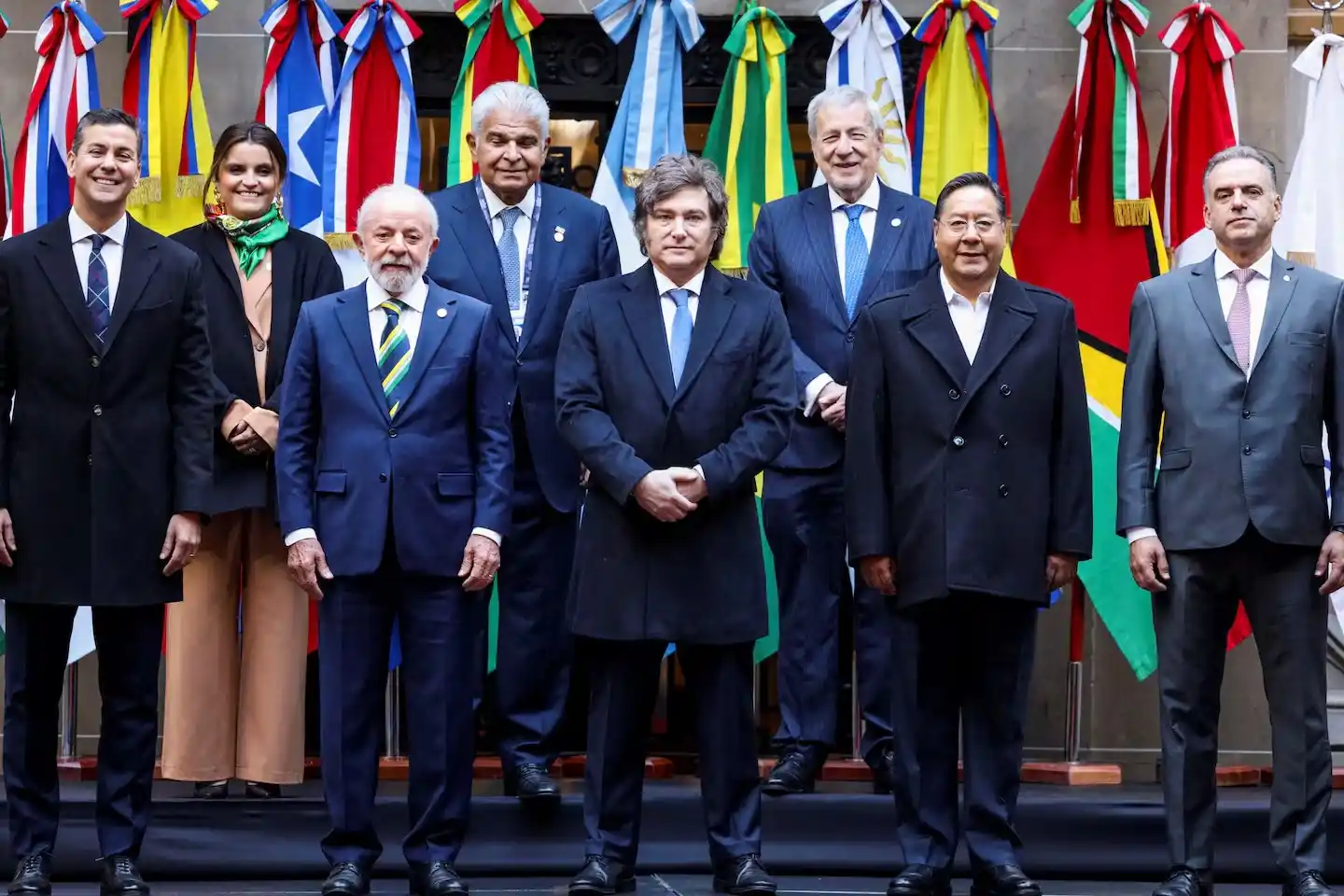 En un clima tirante, los mandatarios posaron para lo foto.