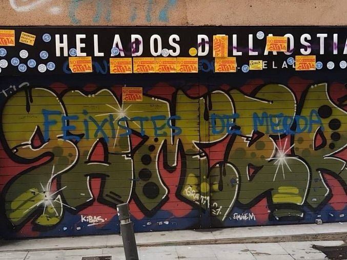 Ataque. Frente de la heladería de Barcelona luego del incidente lingüístico.