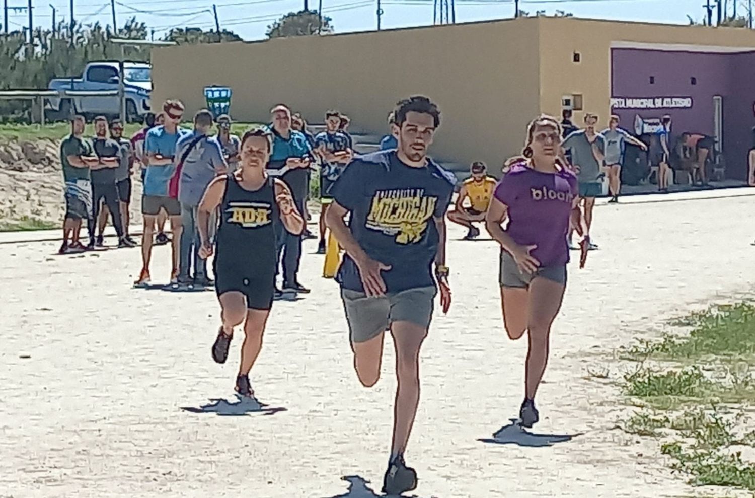 El sábado. Se desarrollaron pruebas en la pista de atletismo del Polideportivo
