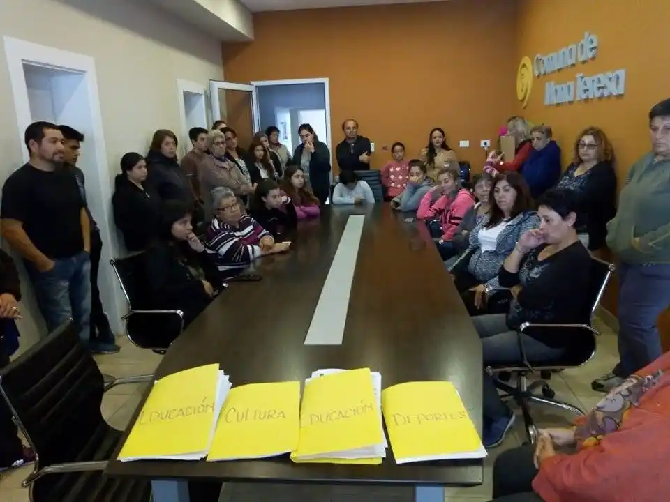 En María Teresa entregan más de 100 mil pesos mensuales en becas para educación, cultura y deporte