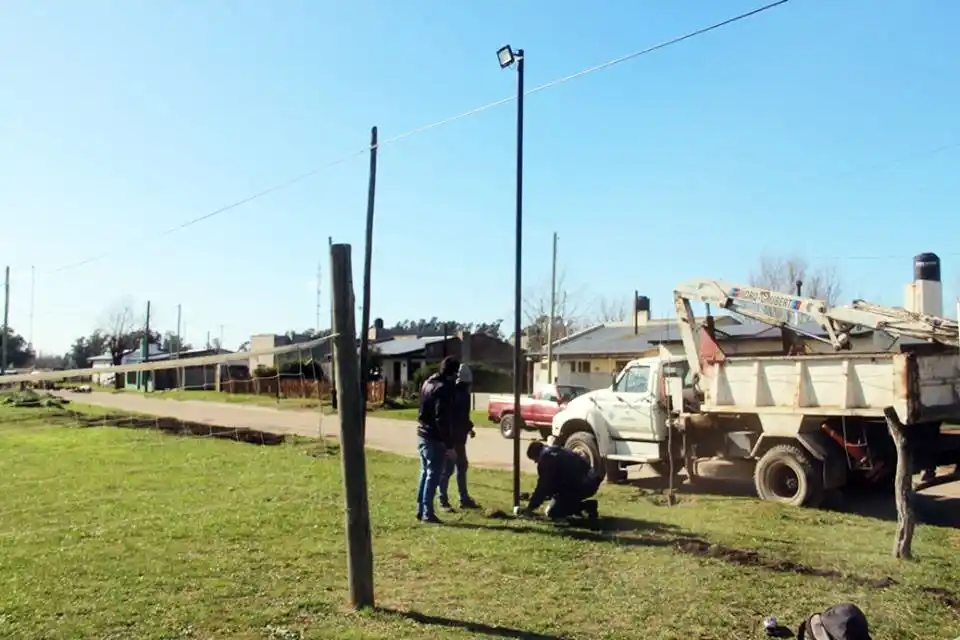 Trabajos para iluminar el espacio verde del barrio La Estación