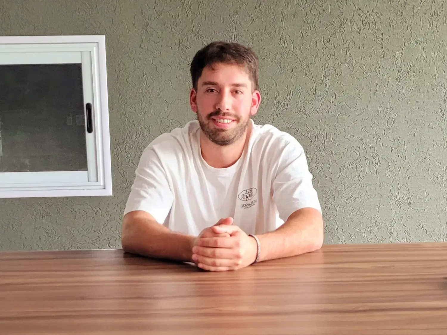 Lucas Bareille es el propietario de 2H, pero también atiende el mostrador junto a su equipo de trabajo