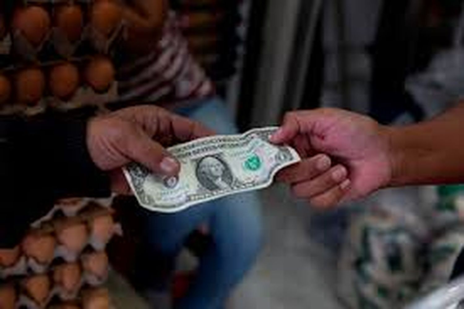 PULVERIZADO: Con el ALZA del dólar el SALARIO MÍNIMO no da ni para una chupeta