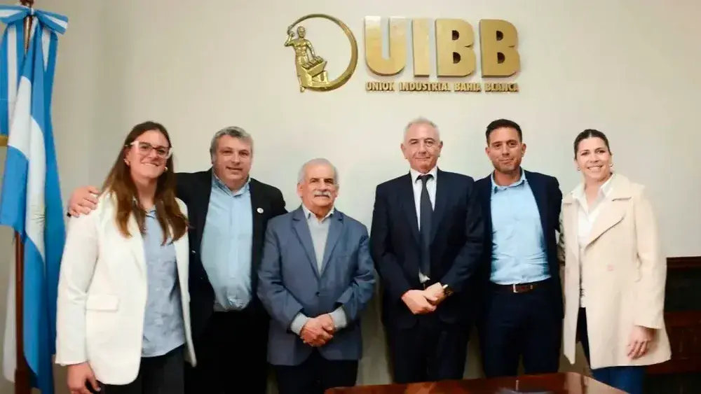 Los jefes comunales del sur bonaerense con el presidente de la Unión Industrial de Bahía Blanca, Gustavo Elías.