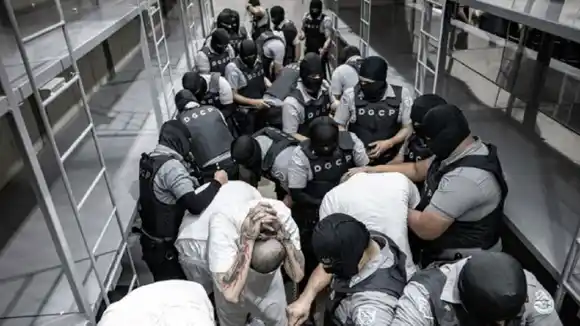 «INCOMUNICADOS»: así están los migrantes venezolanos deportados a EL SALVADOR (+Informe)