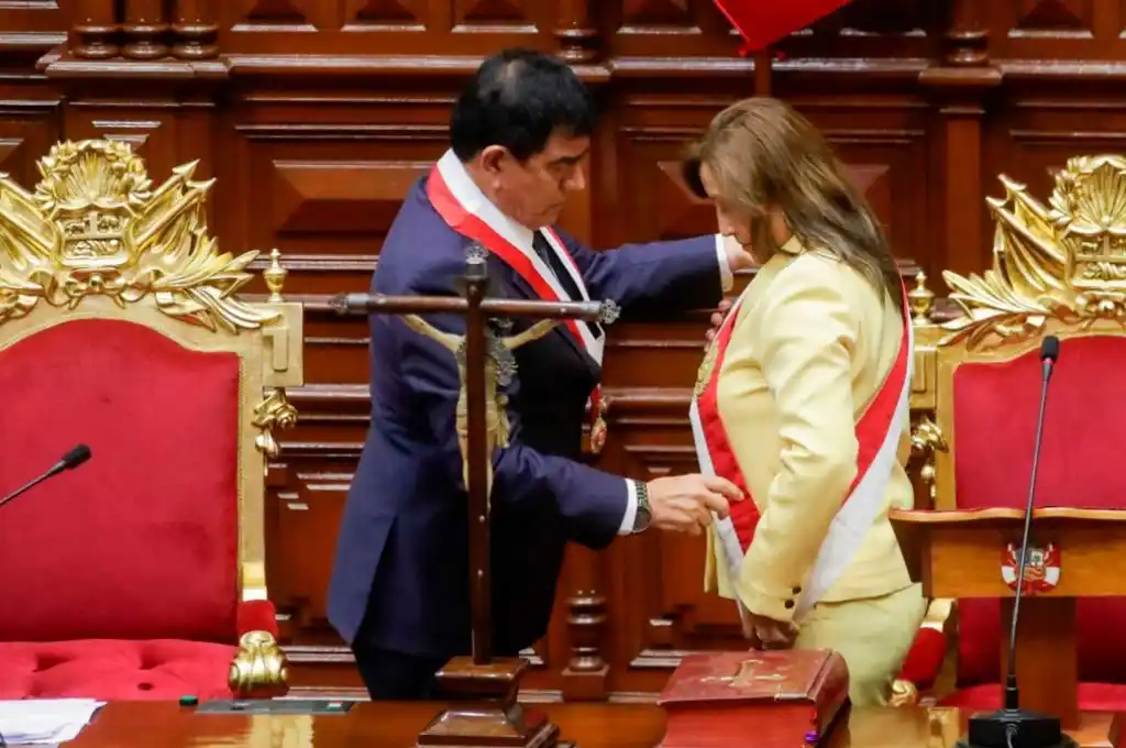 Perú: Dina Boluarte tomó juramento como presidenta