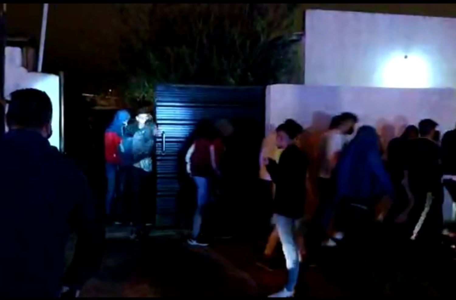 Video: así desarticularon una fiesta clandestina con cientos de jóvenes