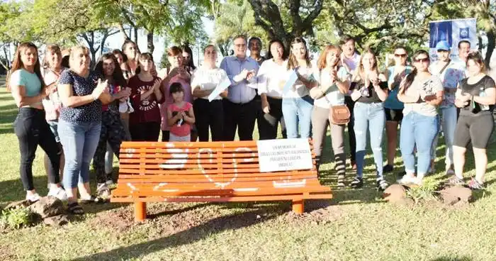 Se instaló un Banco Rojo en la costanera, en conmemoración de las víctimas de femicidios