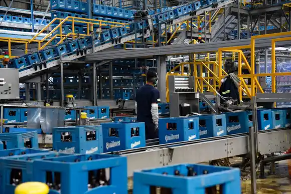Versiones cruzadas sobre paralización de la producción de fábrica Quilmes: Qué pasa en la histórica cervecería
