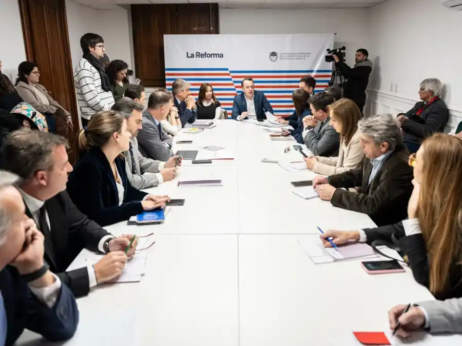 Las comisiones de la reforma constitucional sesionan en Rosario y se realiza una audiencia pública.