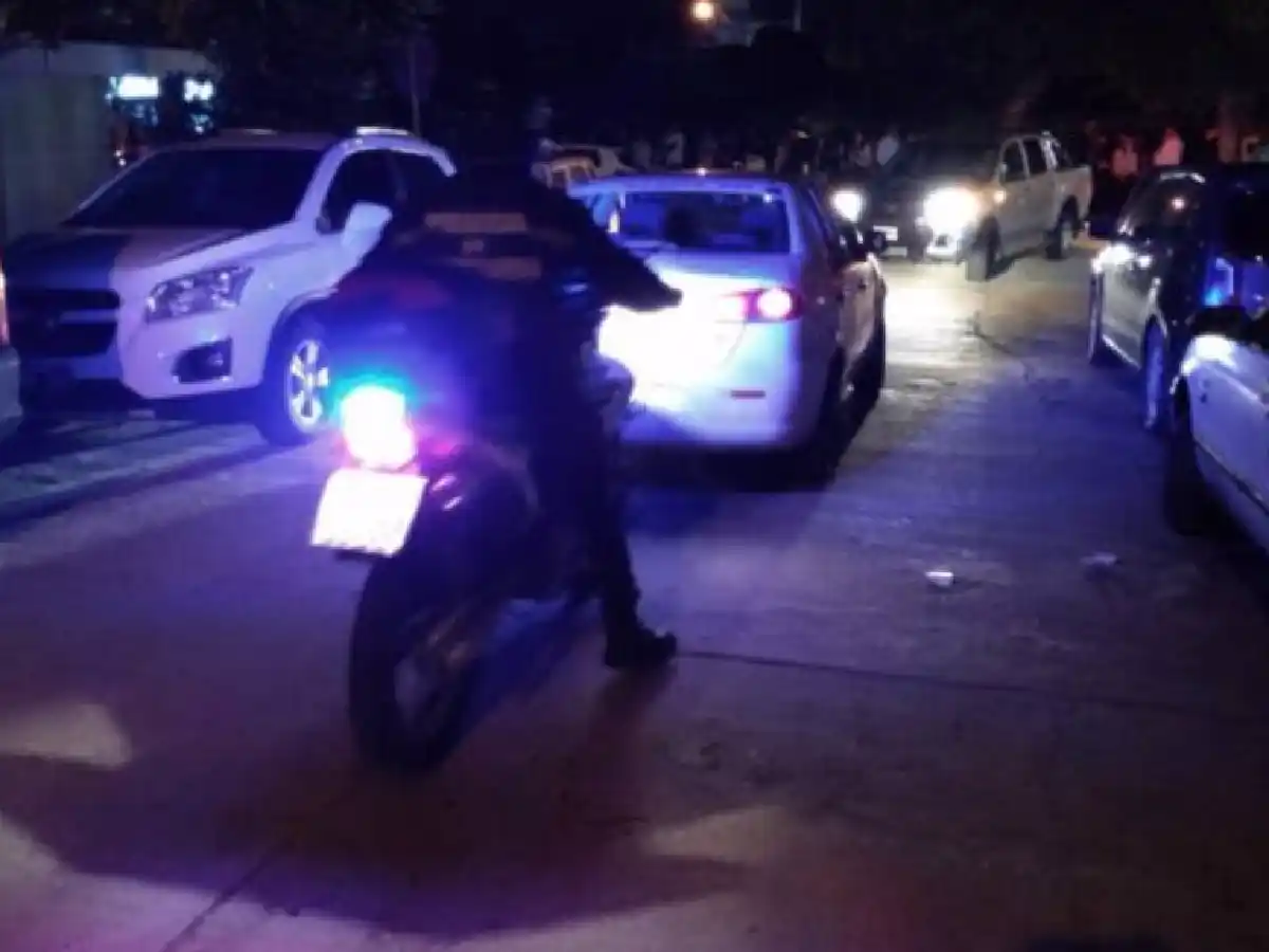 Robó un remis con cuatro turistas y chocó