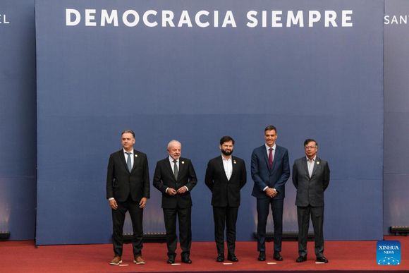 Cumbre por la democracia en Chile se compromete con defensa de democracia y multilateralismo