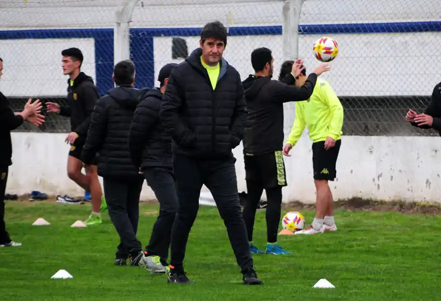 Santamarina puso en marcha un nuevo ciclo con Quiroz como técnico