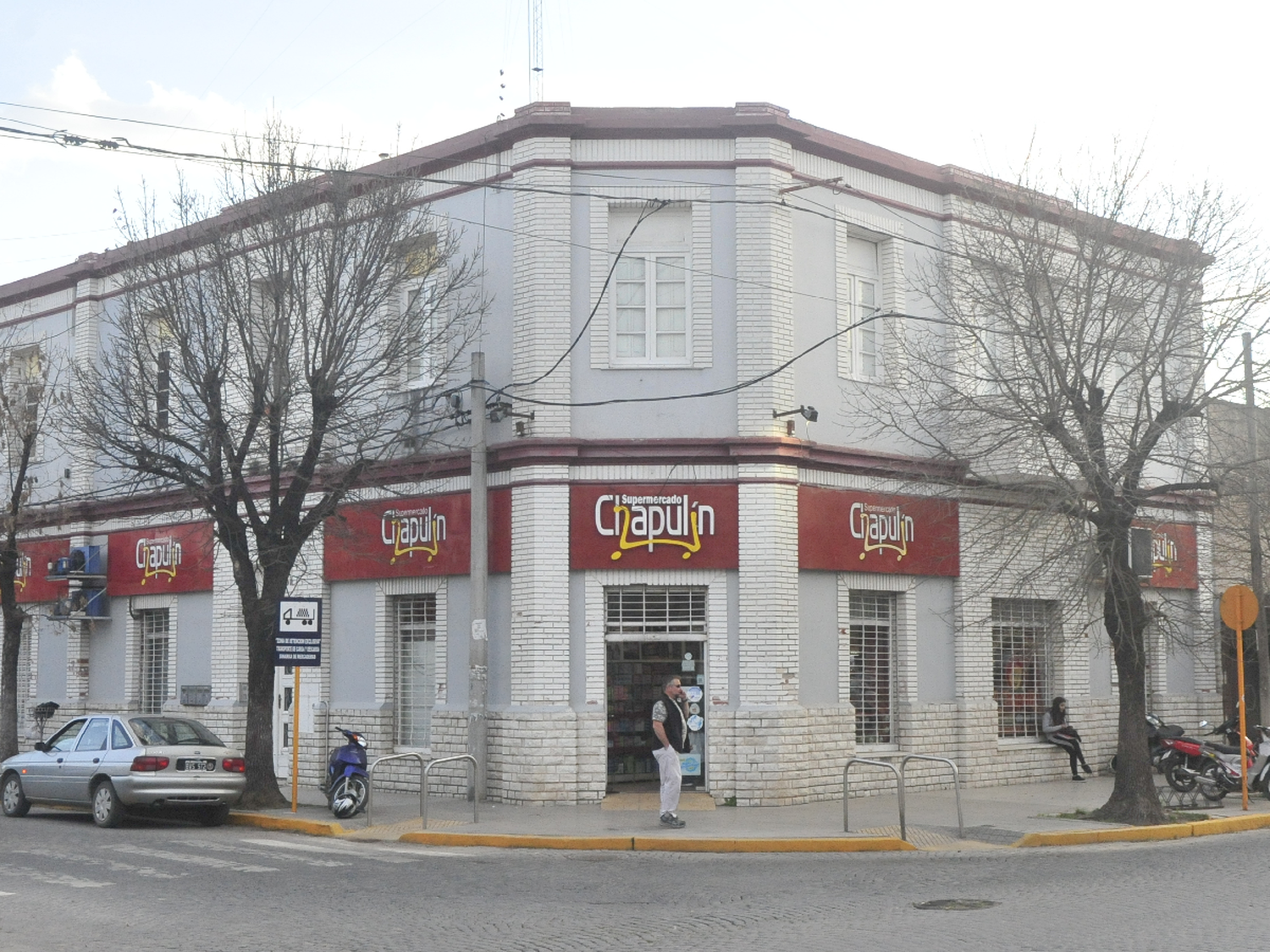 Un encapuchado vació la caja fuerte del Supermercado Chapulín