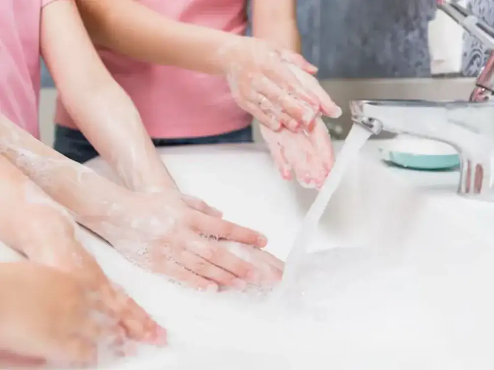 Una de las medidas es lavarse las manos con agua y jabón, antes de estar en contacto con los alimentos.