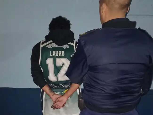 Agredió a un cadete, dañó un auto y fue detenido tras una persecución