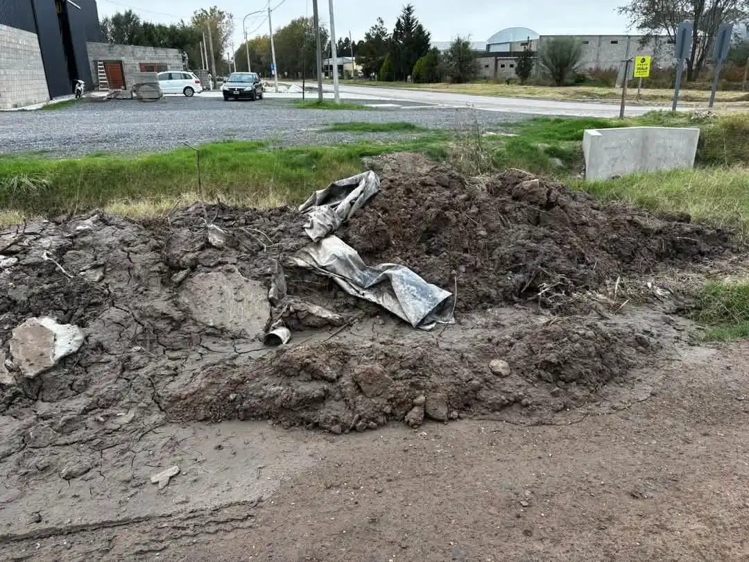 El uso de estos canales como basurales compromete su funcionamiento. Foto: Gentileza