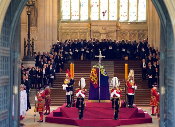 Miles de personas esperan horas para dar el último adiós a Isabel II