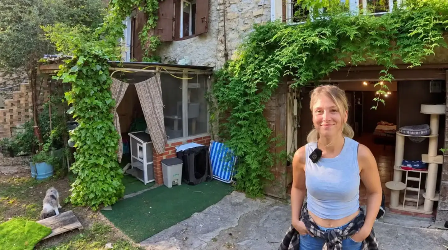 Yone, de 32 años, compró una casa en las montañas de Burgos y vive junto a sus animales rescatados - 2