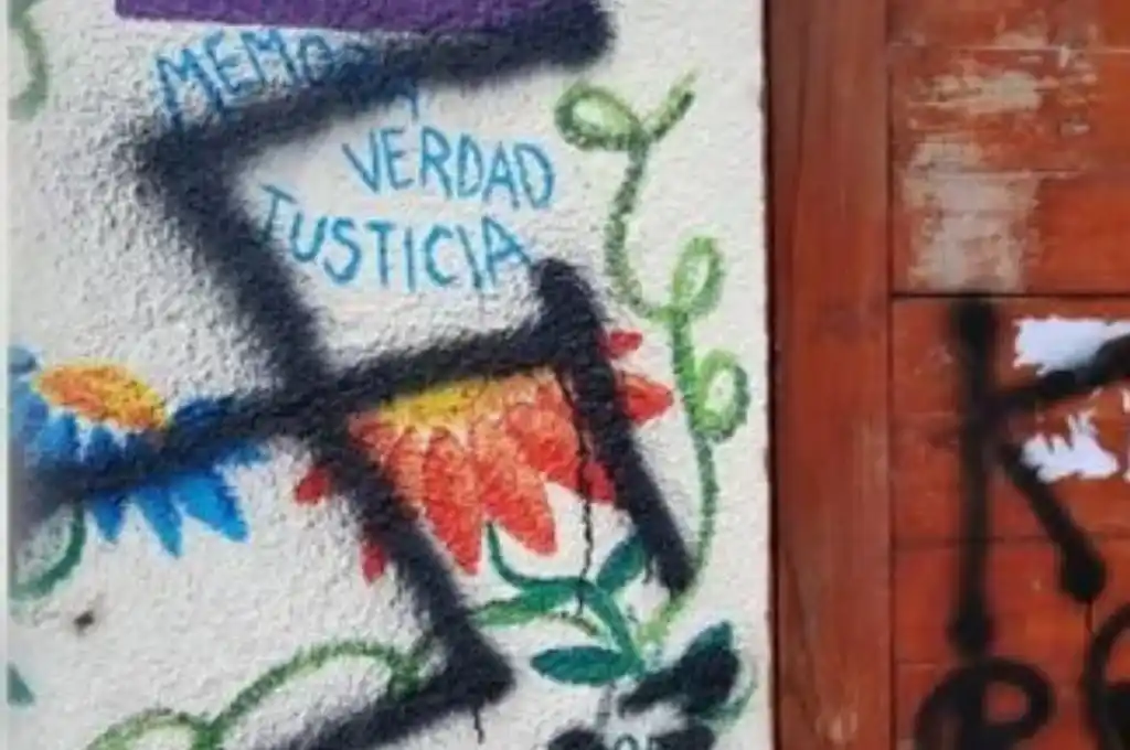 Pintaron esvásticas sobre un mural de “Memoria, Verdad y Justicia” en  Neuquén