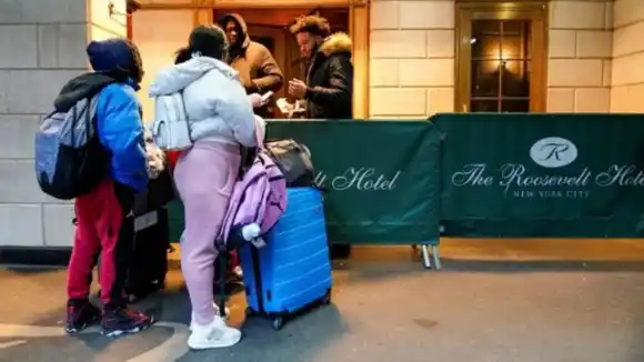 ¿SIN VUELTA ATRÁS? Nueva York cerrará decenas de albergues para inmigrantes en próximos meses