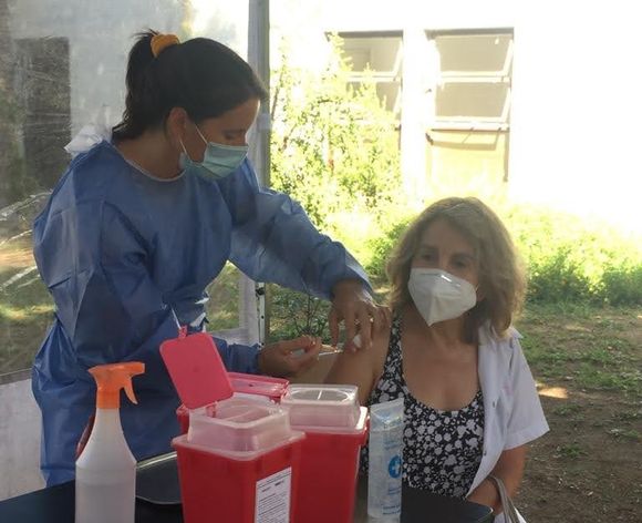 Recomiendan a los adultos mayores que antes de la antigripal se apliquen la vacuna contra el coronavirus