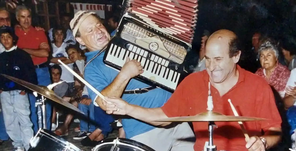 El baterista y su gran relación con la familia Gesualdi, en este caso con “Carlino”