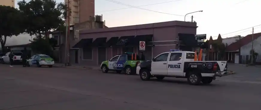 Un policía con heridas graves tras forcejear con delincuentes
