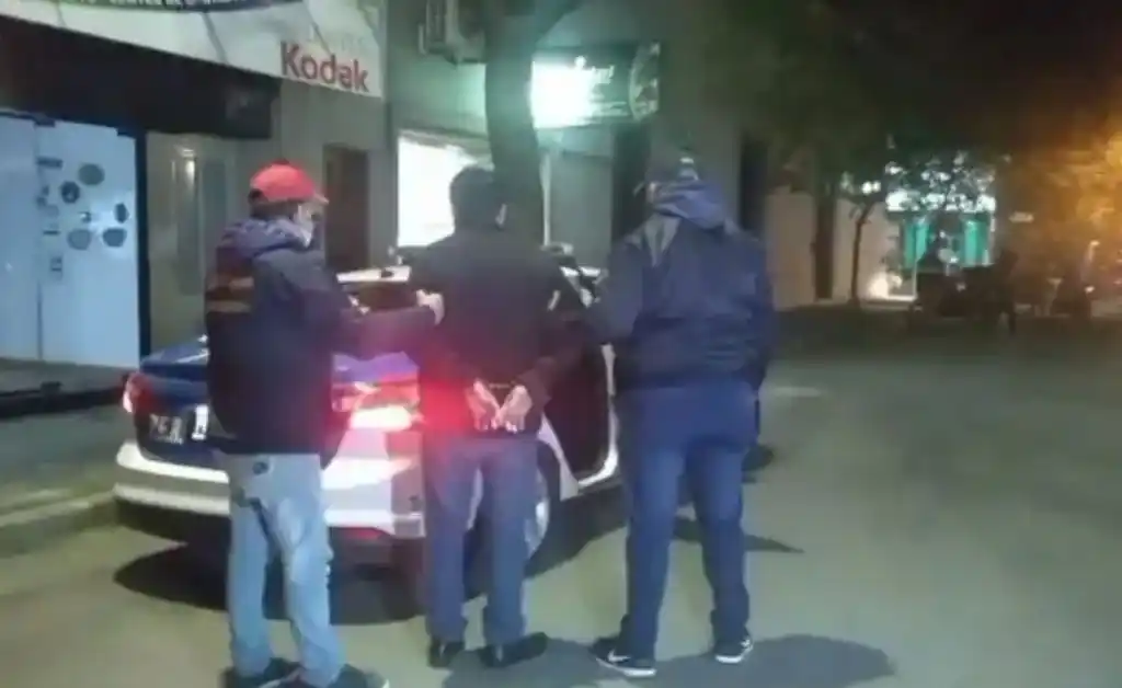 Detuvieron a un hombre por descargar pornografía infantil en un ciber