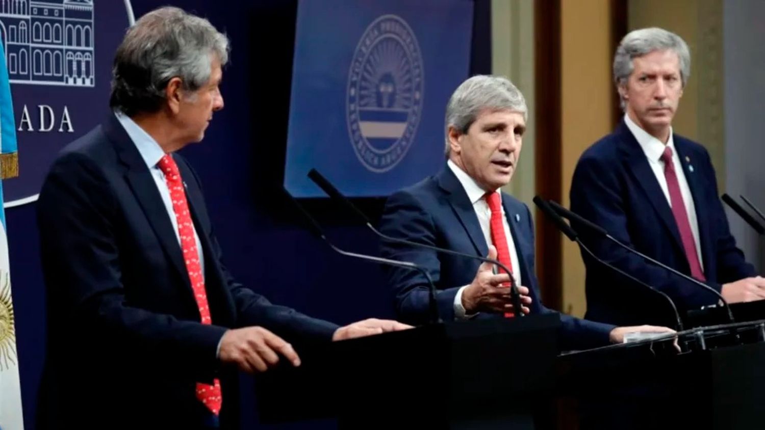 El ministro Luis Caputo junto al titular de ARCA, José Luis Daza, y el de BCRA, Santiago Bausili