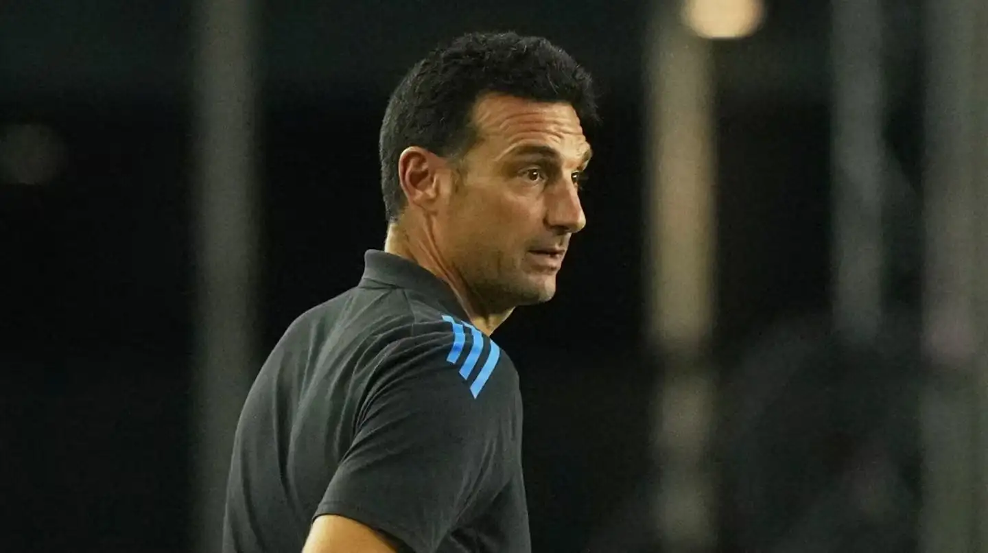 Preocupación para Lionel Scaloni: un futbolista de la Selección argentina se lesionó a un mes de la Finalissima ante España