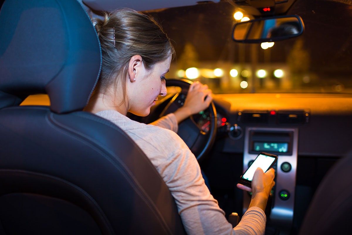No te confíes, usar el celular al volante nunca es recomendable