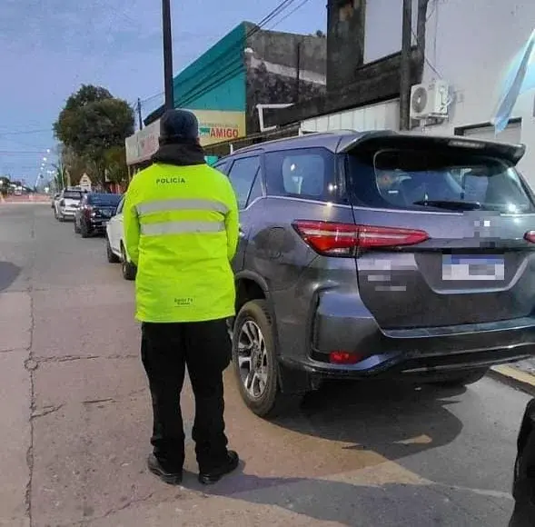 Detuvieron a un hombre con presunta cannabis, dólares y un auto en la autopista