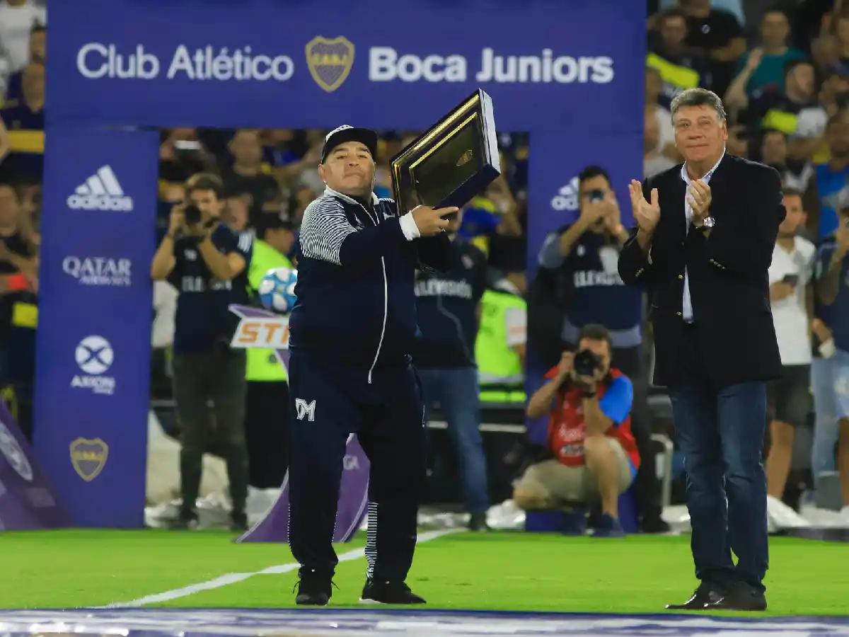 Maradona tuvo su homenaje en La Bombonera