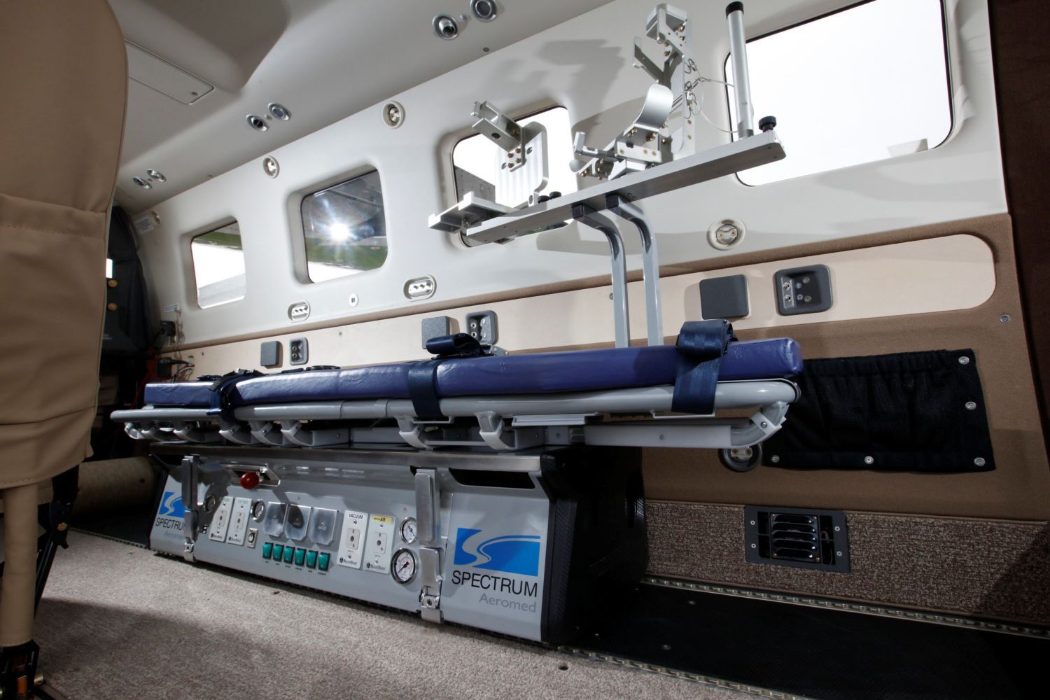 Vuelos sanitarios: Spectrum Aeromed presentó su nueva camilla Infinity Series 5000X