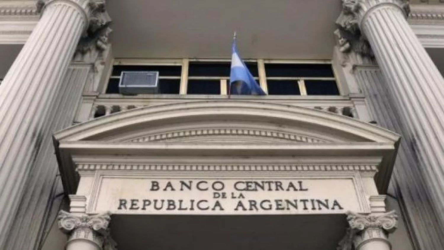 El Banco Central de la República Argentina (BCRA) dio a conocer mediante un comunicado un nuevo paso hacia la flexibilización. Crédito: Reuters/Agustin Marcarian.