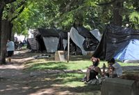 Persiste el acampe en la plaza y el operativo policial, pero se liberó parte de la circulación en la zona