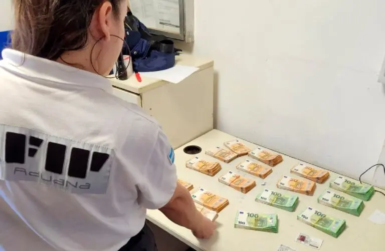 Una mujer intentó ingresar al país más de 100.000 euros sin declarar en un equipo de mate