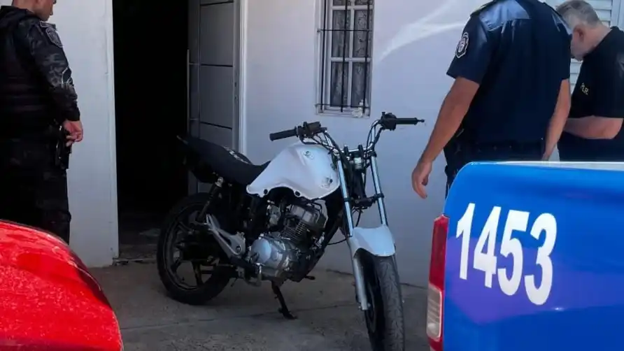 Investigaban picadas ilegales y allanaron dos viviendas: secuestraron motos y celulares