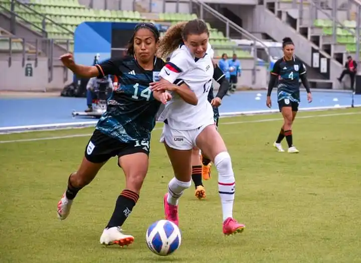 El fútbol femenino cayó por goleada, pero avanzó