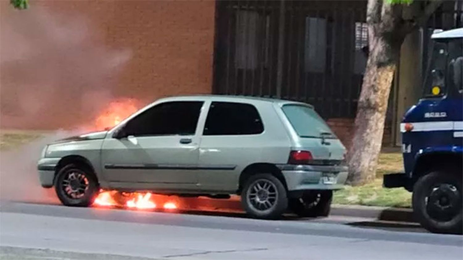 Le quemaron el auto y le dejaron un mensaje: "No vas a jugar con ninguna mujer"