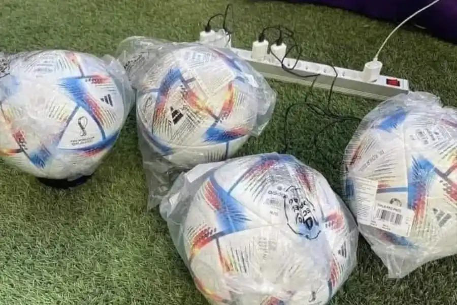 ¿Por qué las pelotas del Mundial Qatar 2022 se cargan por USB?