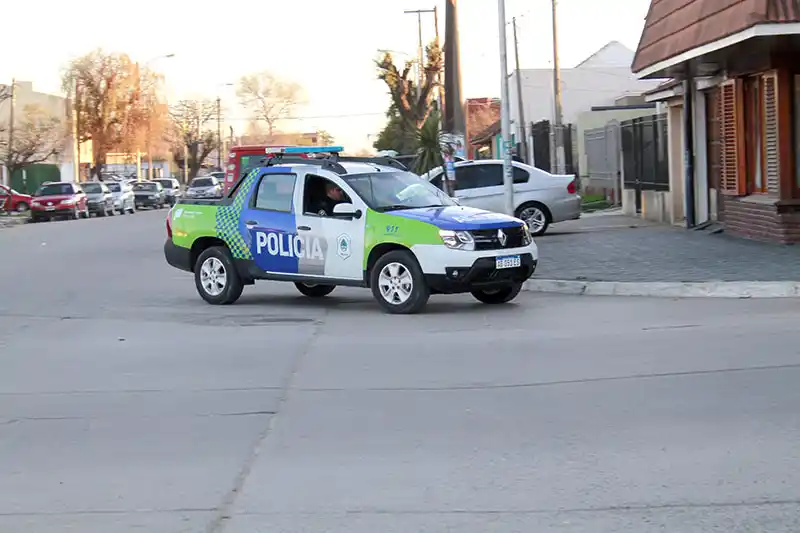 Le arrebataron la cartera y la arrastraron