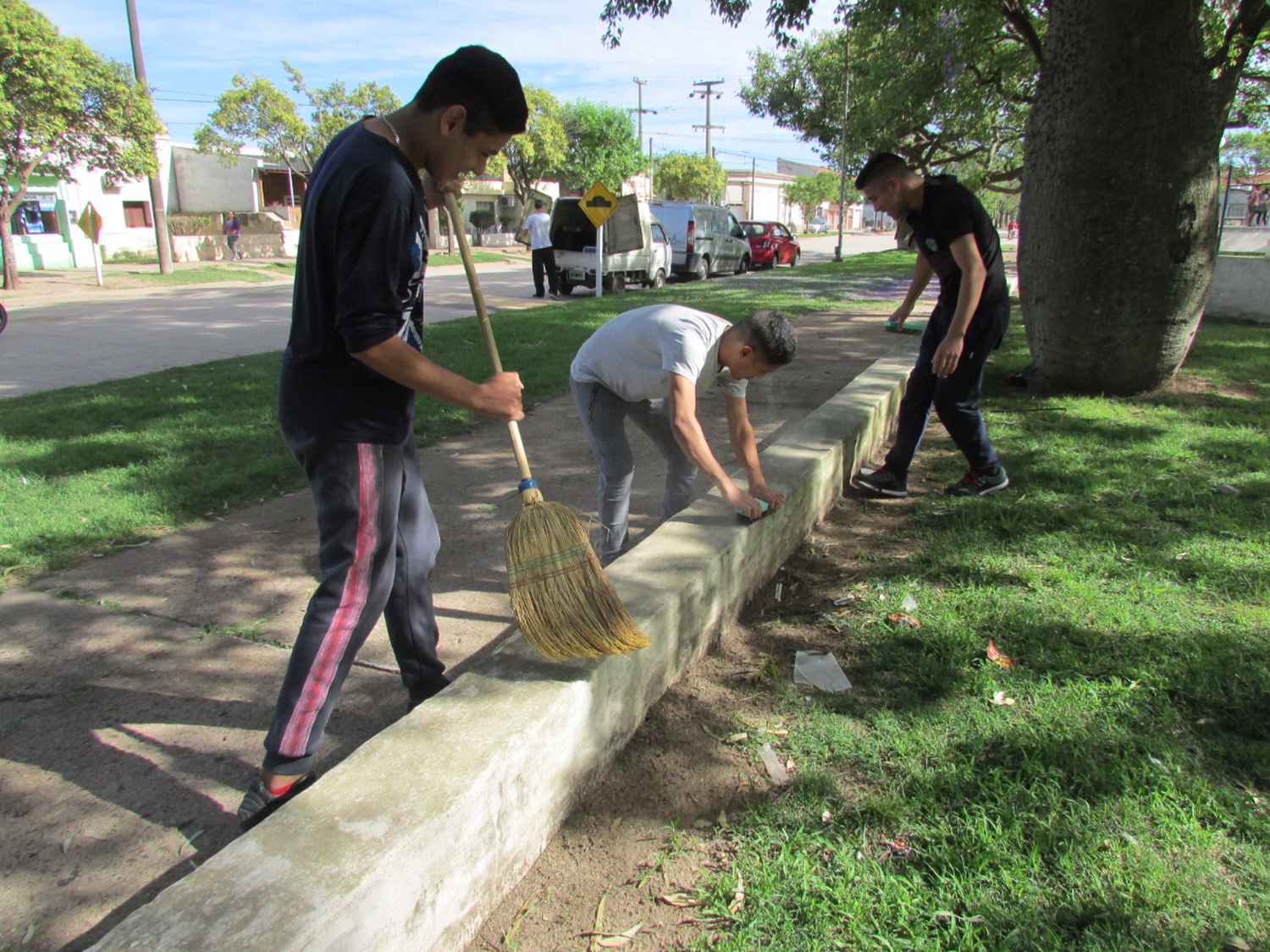 En Freyre, alumnos embellecen las plazas    