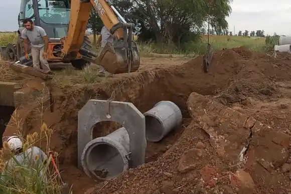 Continúan las obras de alcantarillado sobre el Canal “Las Prusianas”