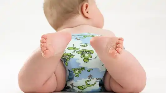 Como en la película: Un bebé caminaba solo en la madrugada