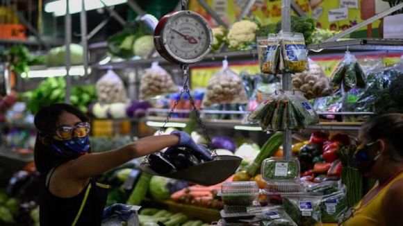 SOLO PARA COMER LO BÁSICO se gastan casi 400 dólares y Maduro dice que vamos bien