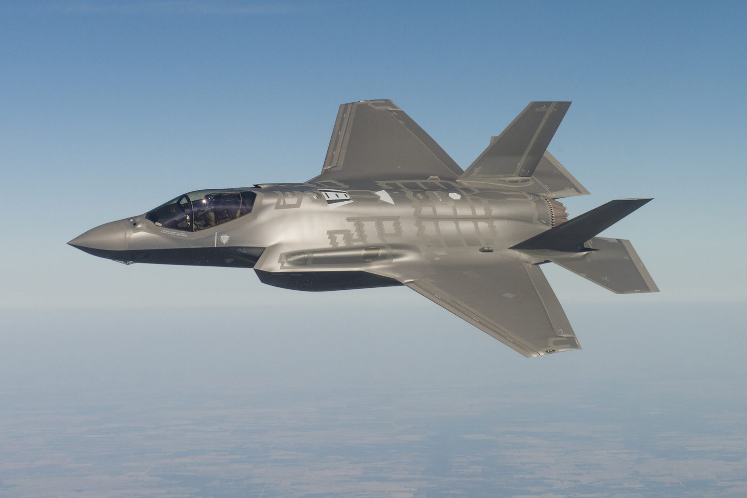 Czech government approves purchase of 24 F-35 fighters and explains why it chose them