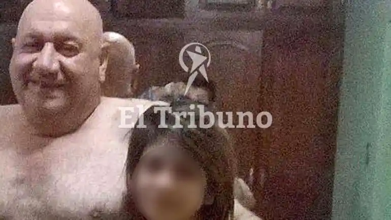 Indignación en Salta: Hallaron fotos de un intendente abrazado a menores semidesnudas