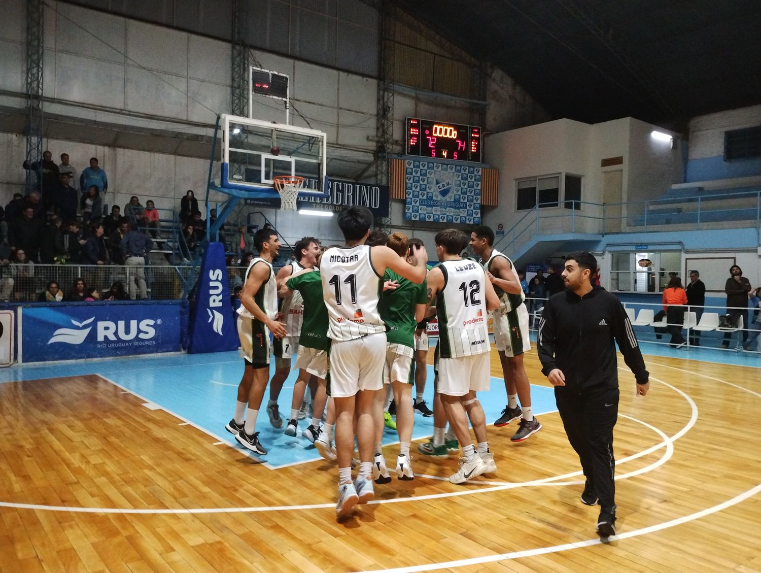 Racing festeja un triunfo épico en el estadio Juan José Garro (crédito: Prensa Regatas).